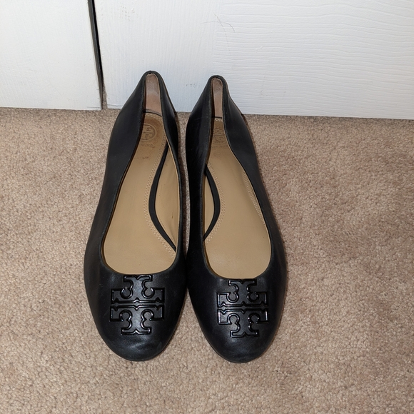 Tory Burch Black Flats with Black Logo Detail - Picture 2 of 6